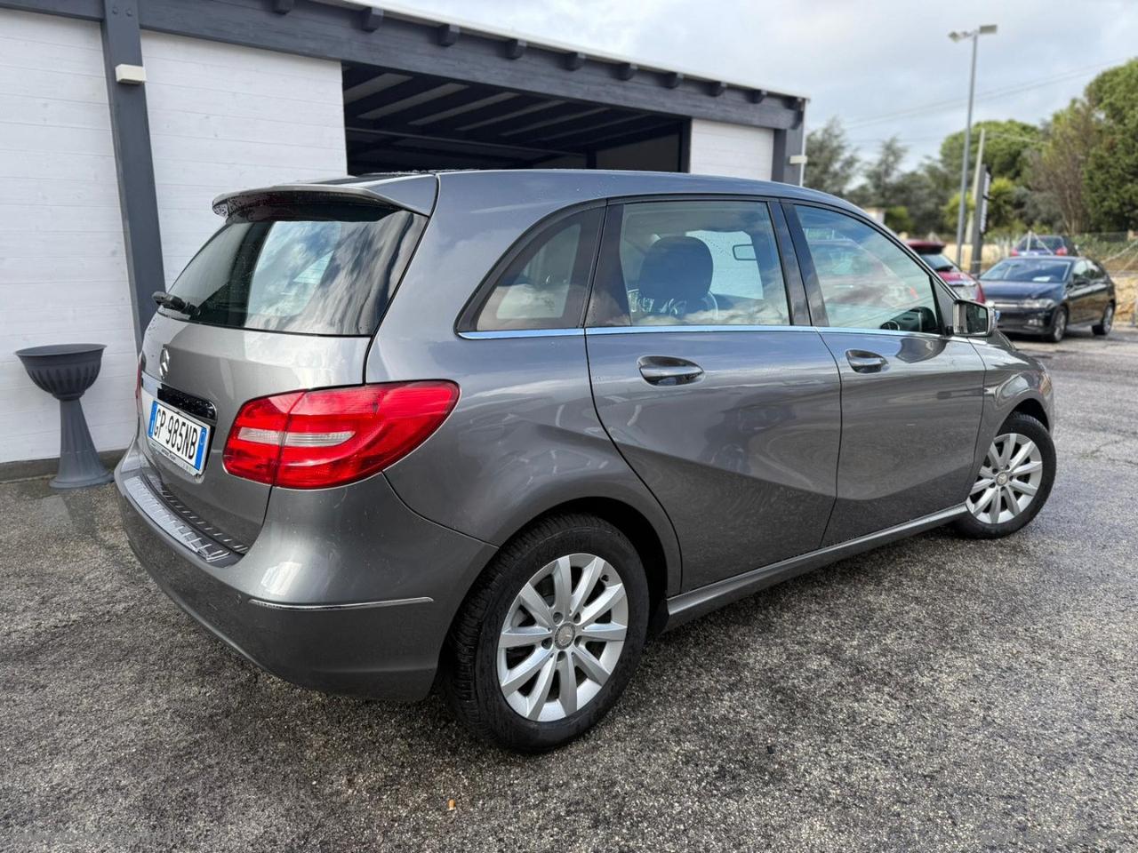 MERCEDES-BENZ B 180 d Premium