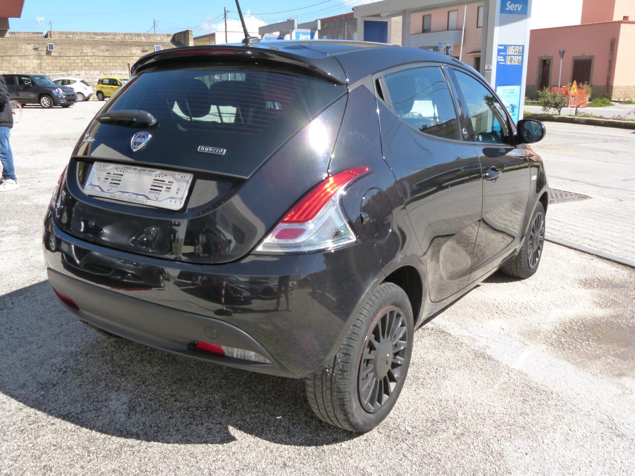 Lancia Ypsilon 1.0 S&S Hybrid Silver