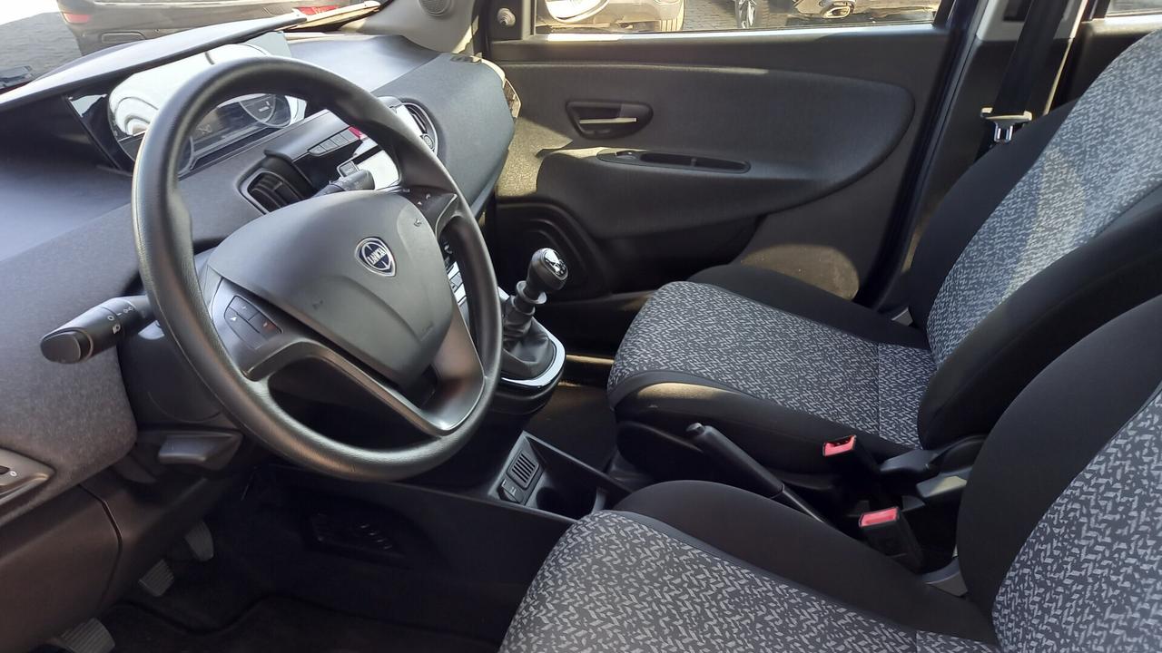 Lancia Ypsilon 1.0 FireFly 5 porte S&S Hybrid Ecochic Silver