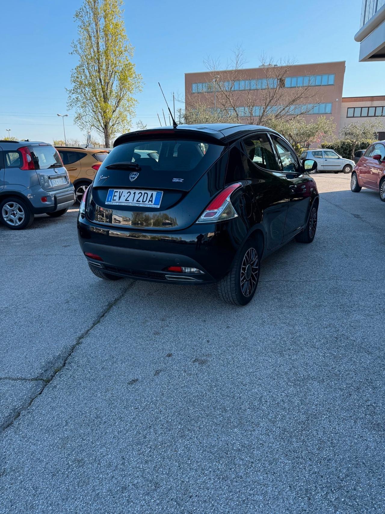 Lancia Ypsilon 1.2 69 CV 5 porte GPL Ecochic S Momodesign