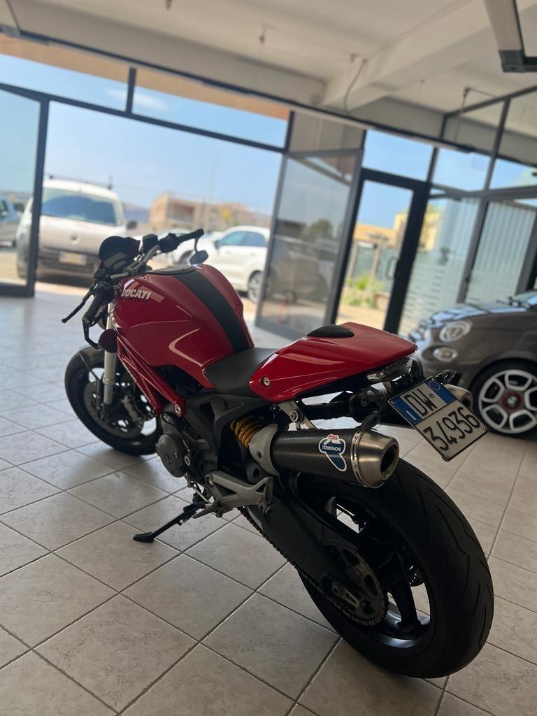 DUCATI MONSTER 696