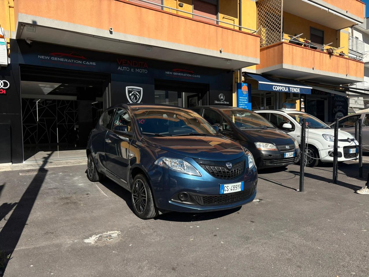 Lancia Ypsilon 1.0 FireFly 5 porte S&S Hybrid Silver