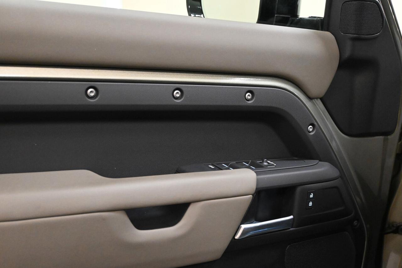 LAND ROVER Defender (2019) Defender 110 3.0D I6...