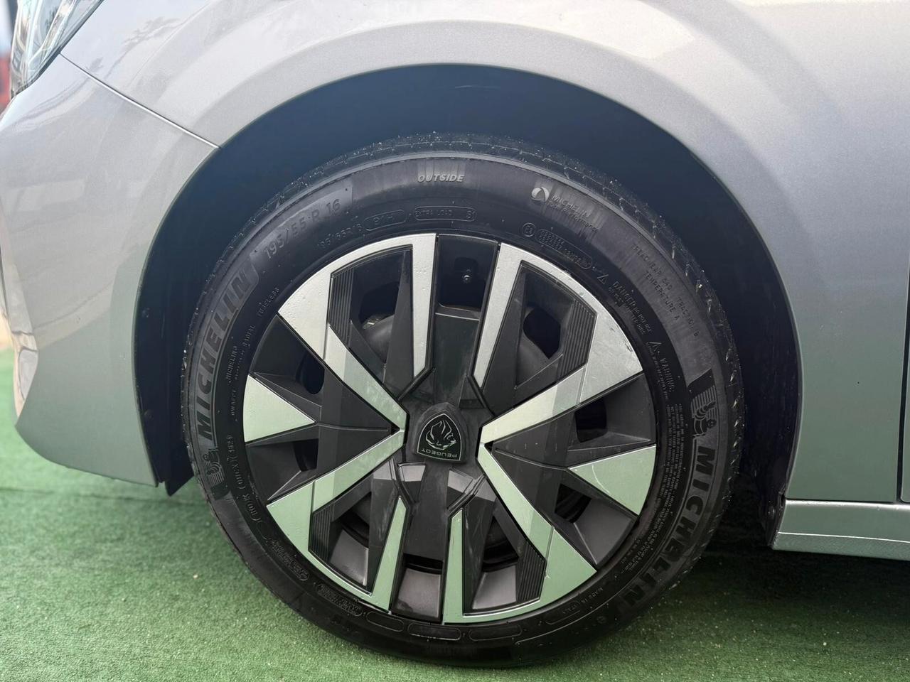 Peugeot 208 2024 SOLI 3000KM