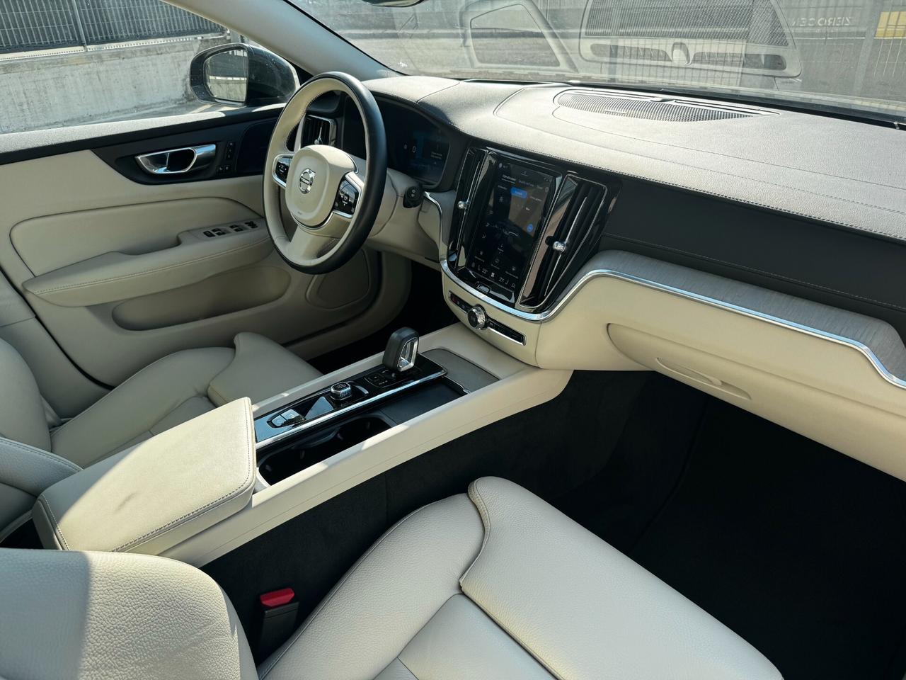 Volvo V60 2.0 B5 Ultimate Dark R Design 4x4 Mild Hybrid