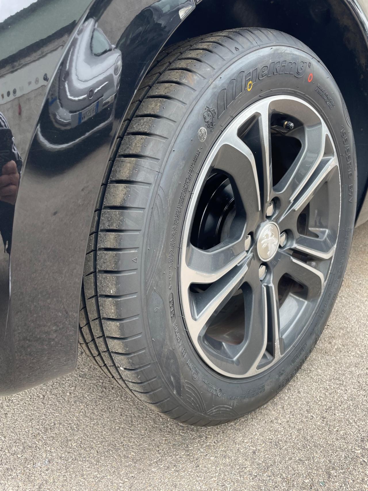 Peugeot 208 1.4 HDi 68 CV 5 porte Allure tetto nav gomme nuove