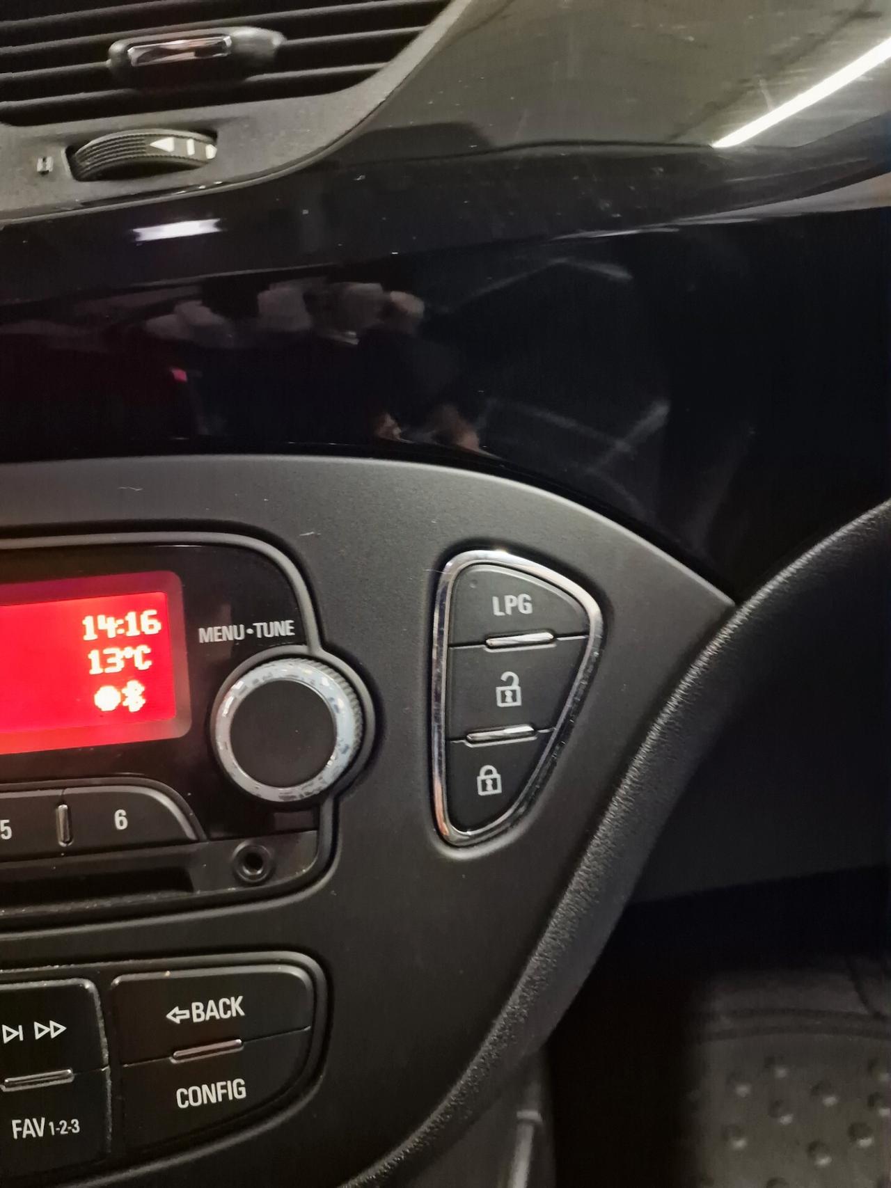 Opel Corsa 1.4 90CV GPL Tech 5 porte b-Color, 102 mila chilometri