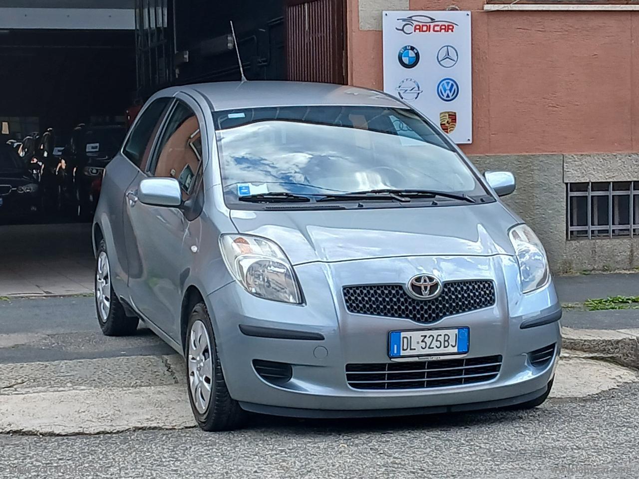 TOYOTA Yaris 1.0 3p.