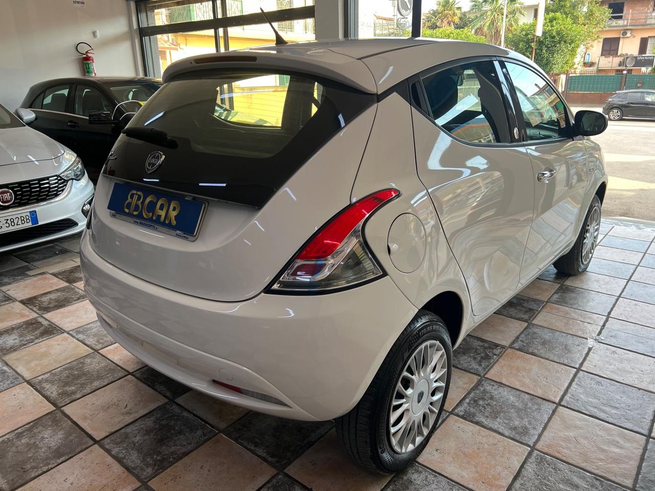 Lancia Ypsilon 0.9 TwinAir 85 CV 5 porte Metano Ecochic Platinum