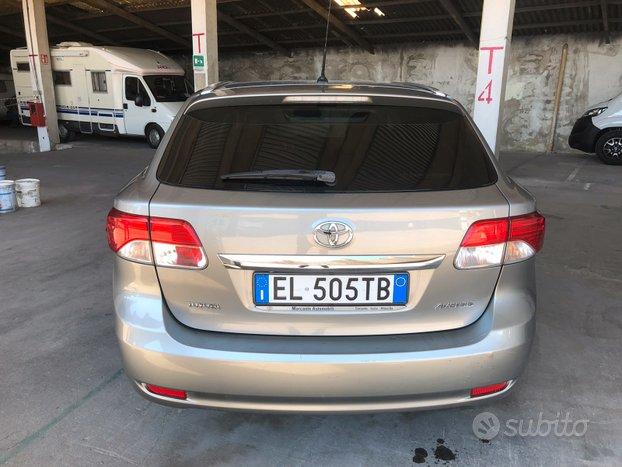 Toyuta avensis Diesel anno ottobre 2012 euro 5B km