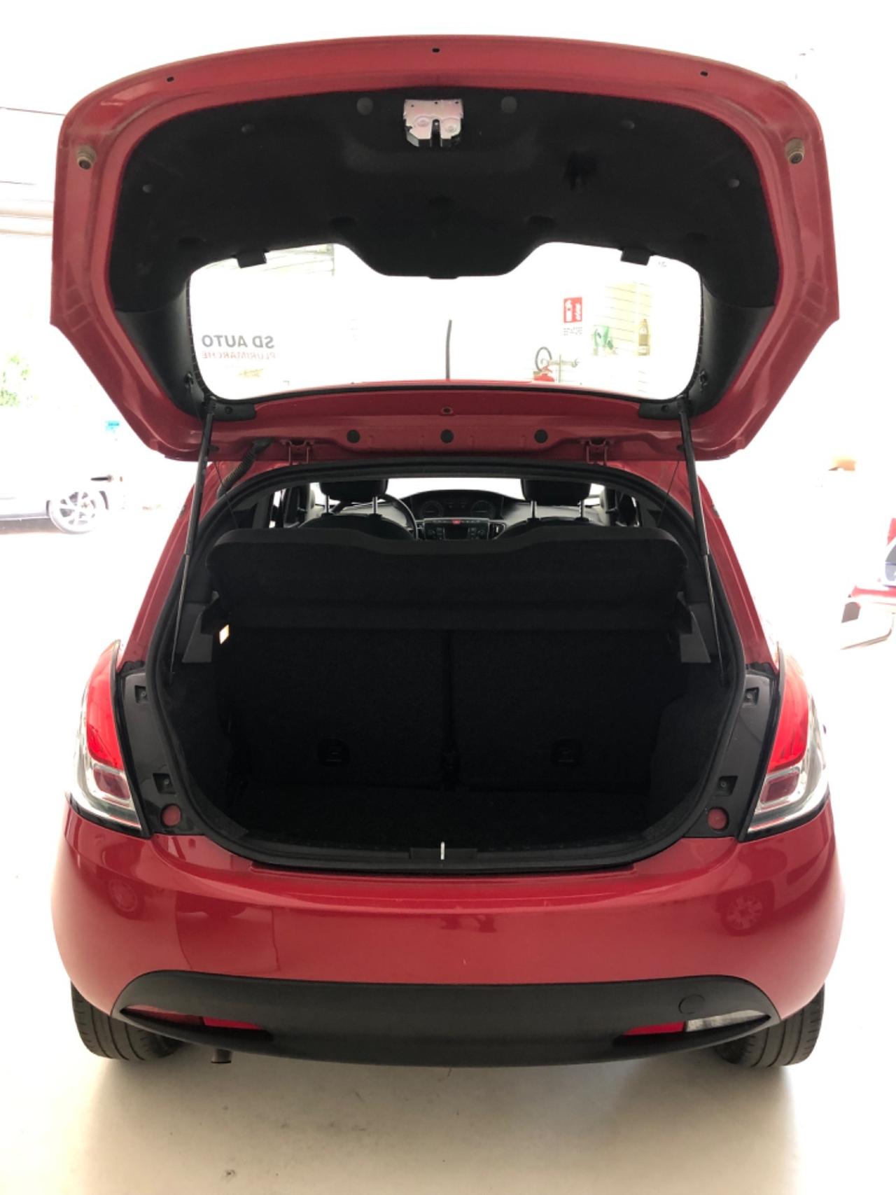 Lancia Ypsilon 1.0 FireFly 5 porte S&S Hybrid Ecochic Silver
