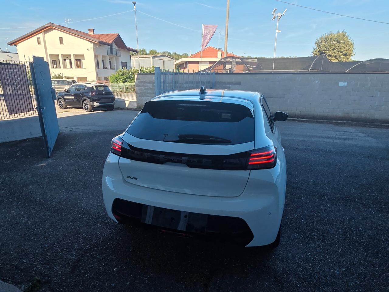 Peugeot 208 KM0 ALLURE 100 CV CON CAMERA 360° E NAVIGATORE NESSUN OBBLIGO FINANZIARIO !