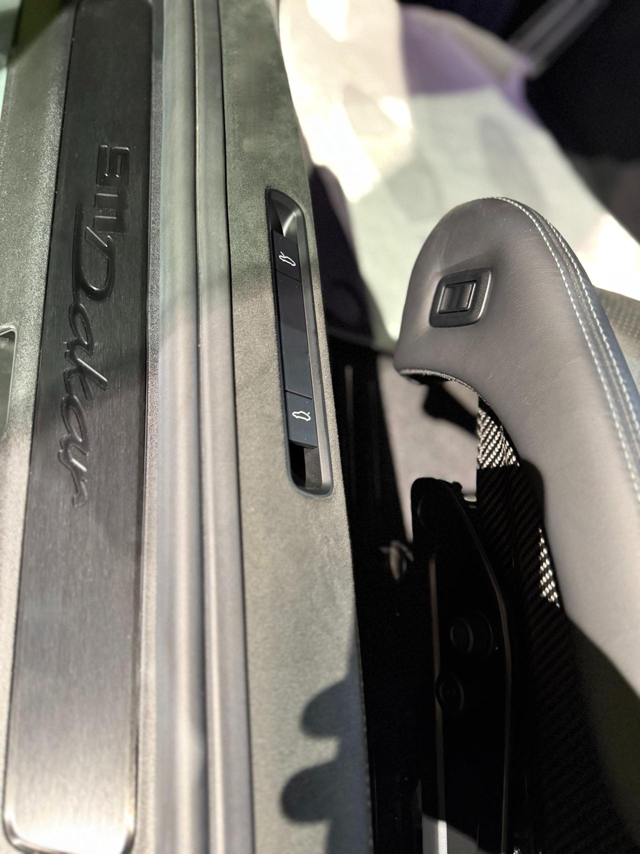 Porsche 911 Coupe 3.0 Dakar auto