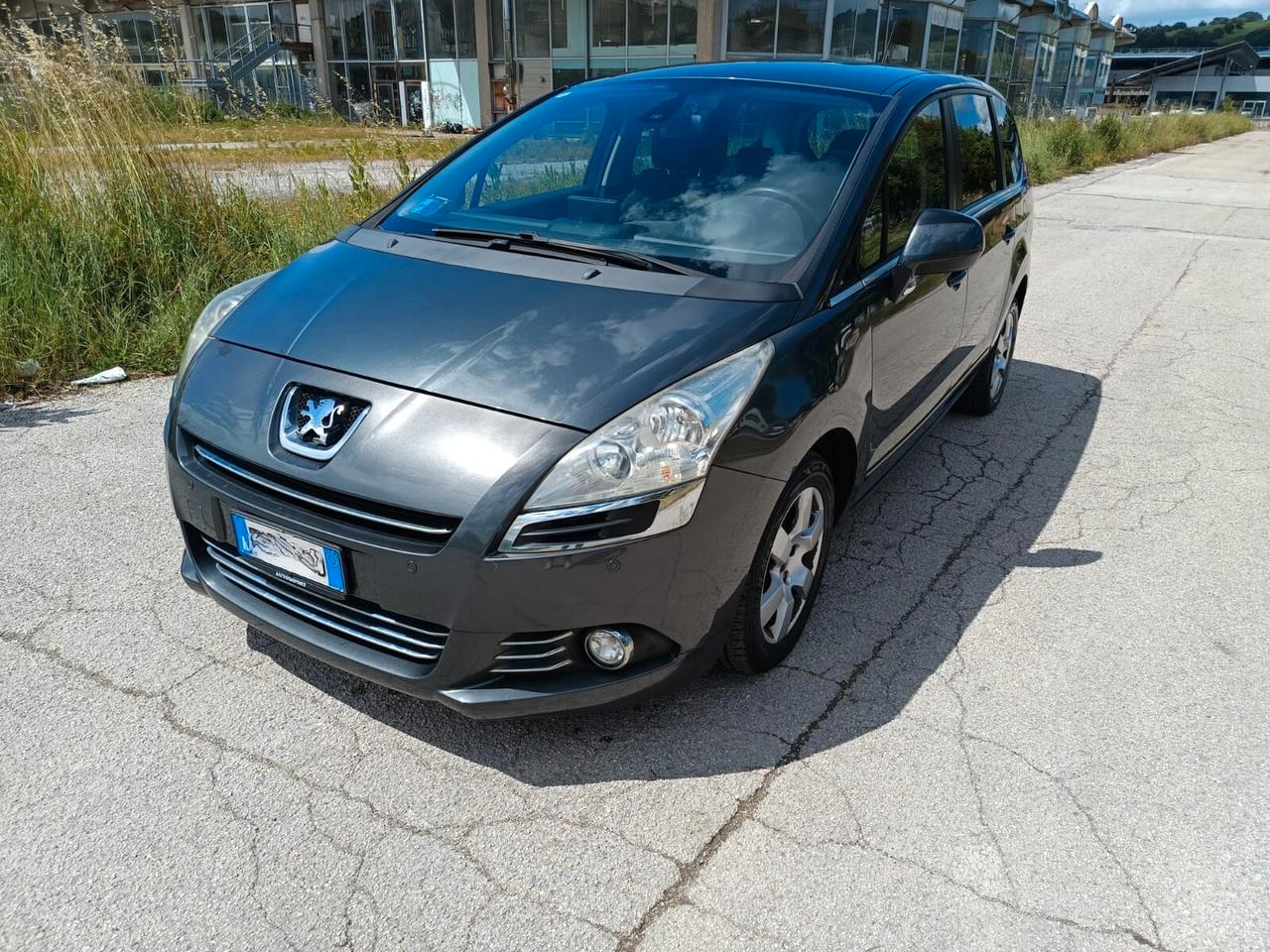 Peugeot 5008 1.6 HDi 110CV cambio robotizzato Féline