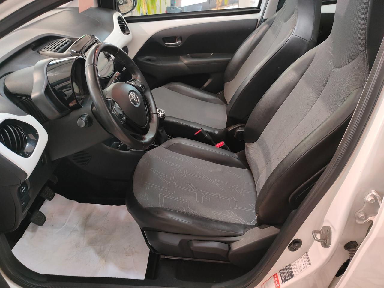 Toyota Aygo 1.0 VVT-i 69 CV 5 porte x-cite