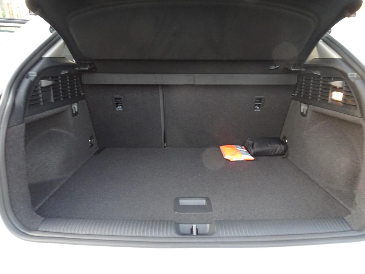 Audi Q2 35 TDI S tronic Identity Black