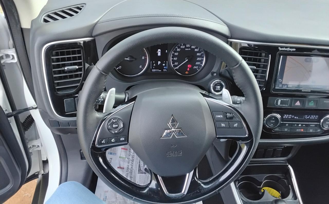 Mitsubishi Outlander 2.2 DI-D 4WD Instyle Plus SDA 7 posti