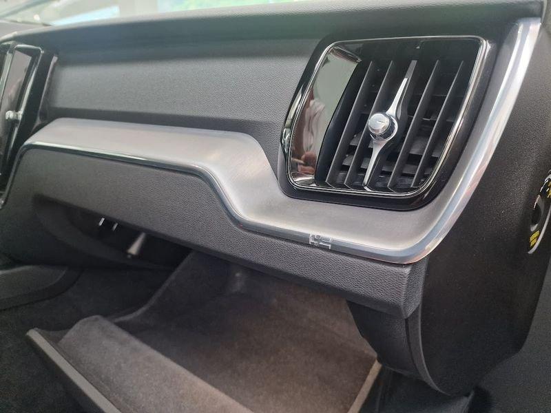 Volvo XC60 B4 (d) AWD Geartronic Momentum AUTOCARRO N1