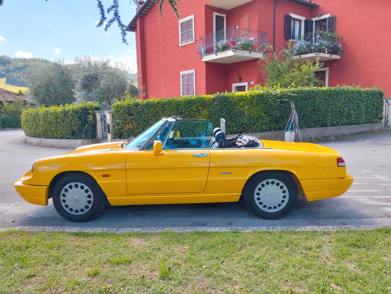 Alfa Romeo Spider Gialla