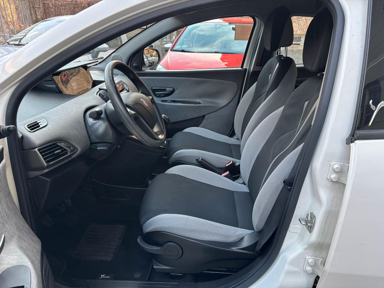 Lancia Ypsilon 1.2 69 CV 5 porte Silver POSTI