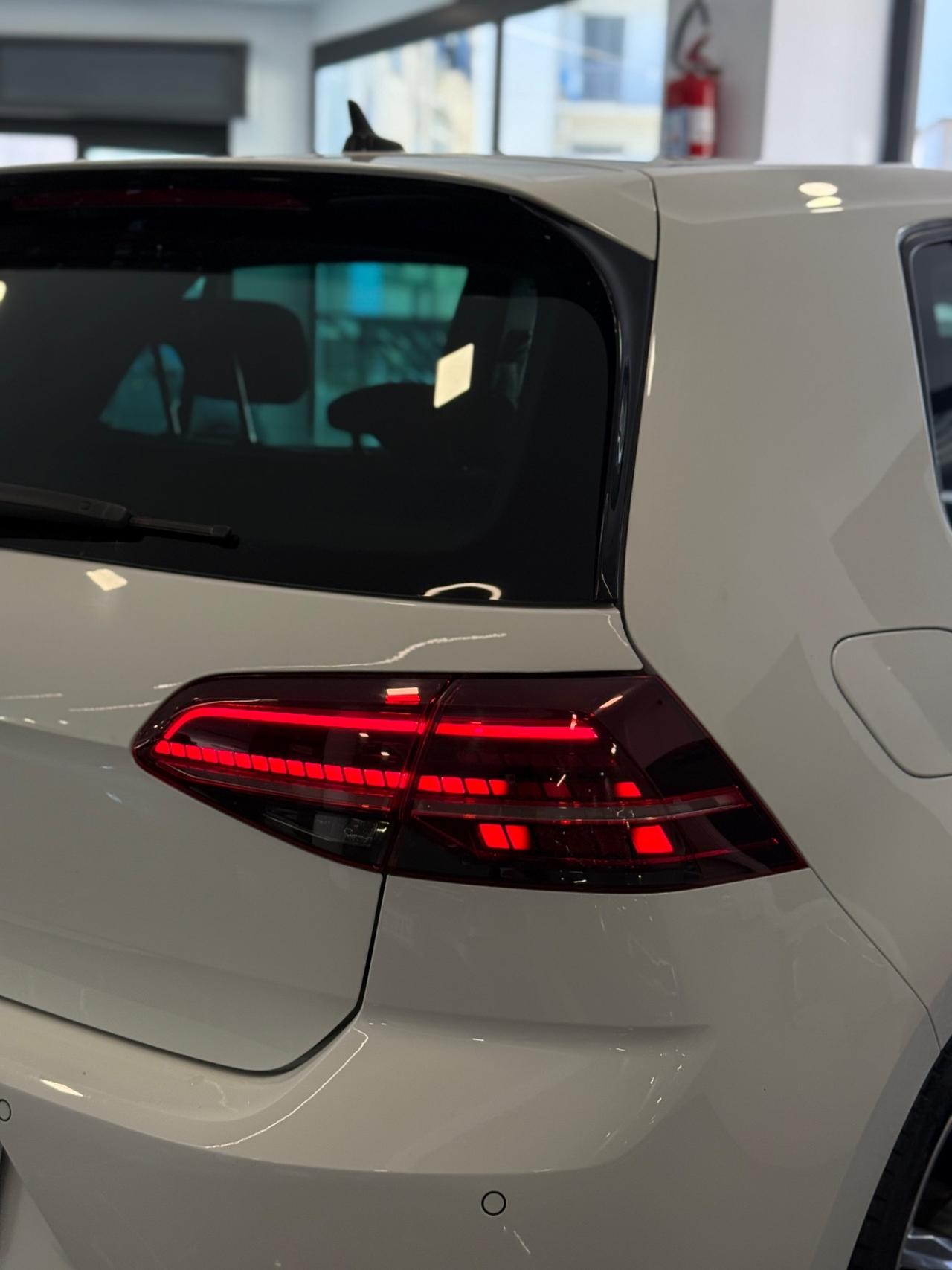 Volkswagen Golf 2.0 TDI DSG 5p R-LINE Highline BlueMotion Technology