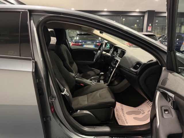 VOLVO V40 D2 R-design