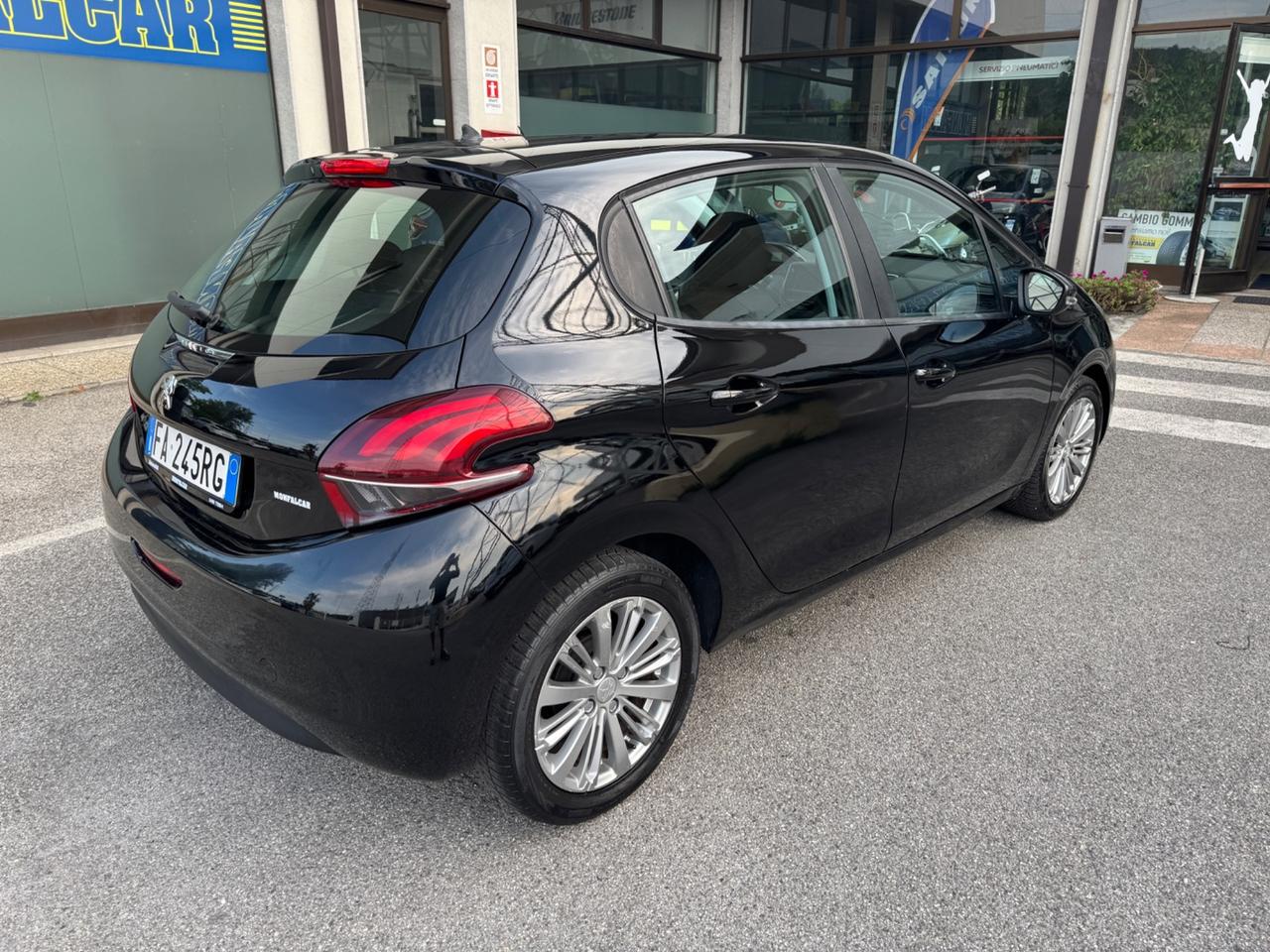Peugeot 208 2015 5 porte neopatentati