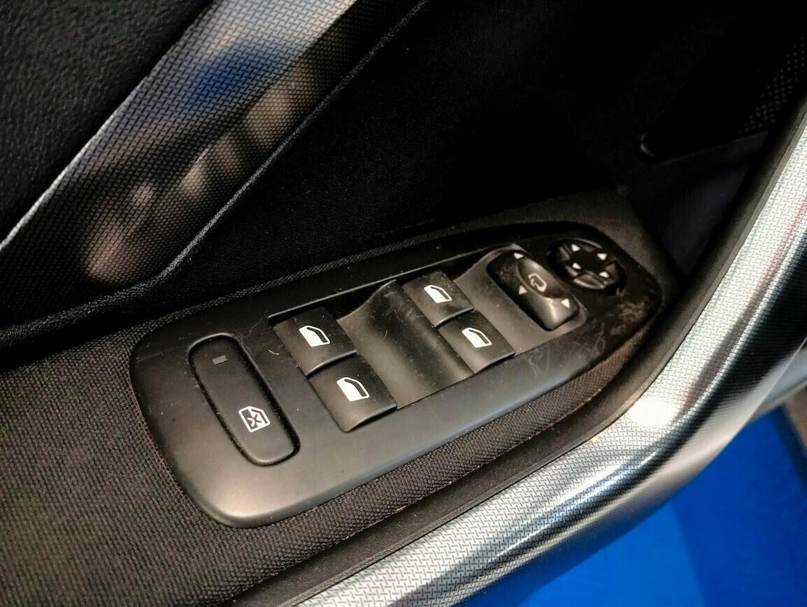 Peugeot 2008 1.2 82cv ALLURE TETTO PANORAMICO UNIPROPR