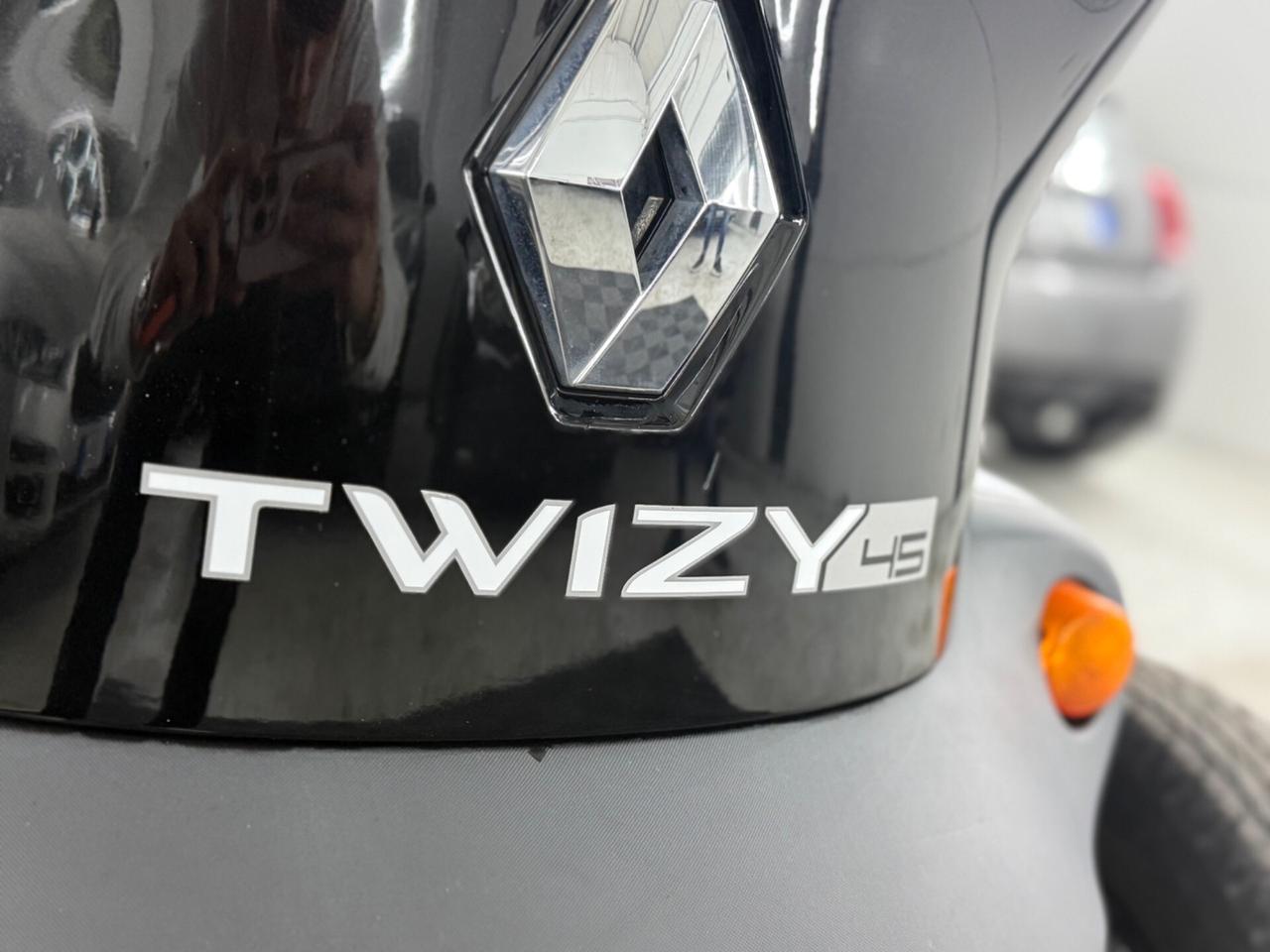 Renault Twizy 45 patente Si guida con AM