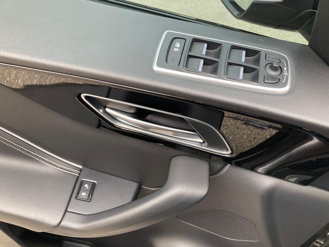 Jaguar F-Pace 2.0 20d Turbo R- #8436