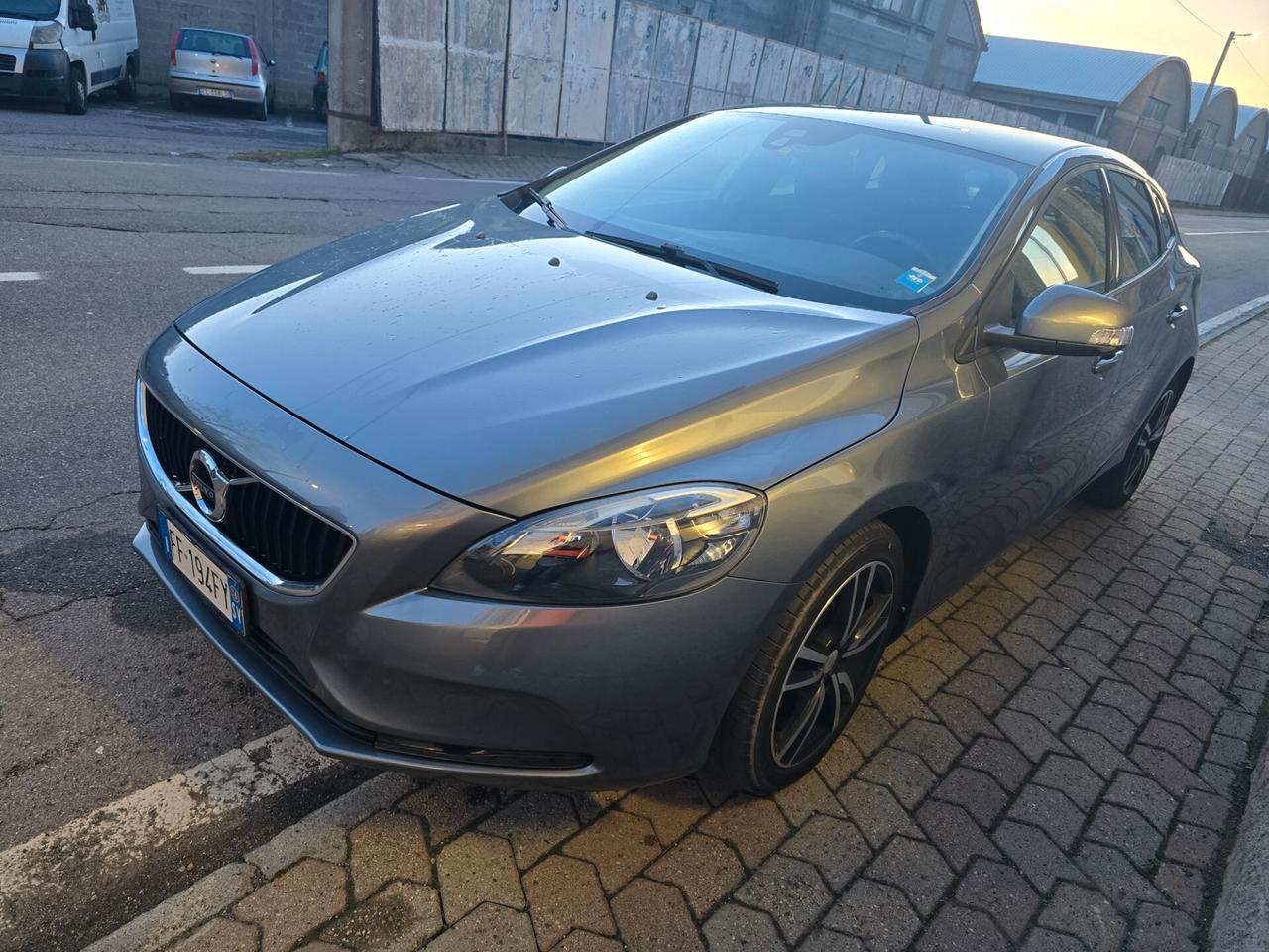 Volvo V40 D2 R design 2016 euro6 UNICOPROP