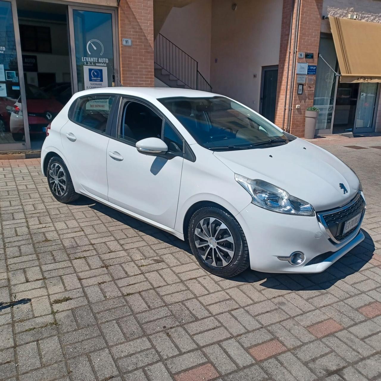 SEMBRA NUOVA PEUGEOT 208 1.4 GPL DI FABBRICA
