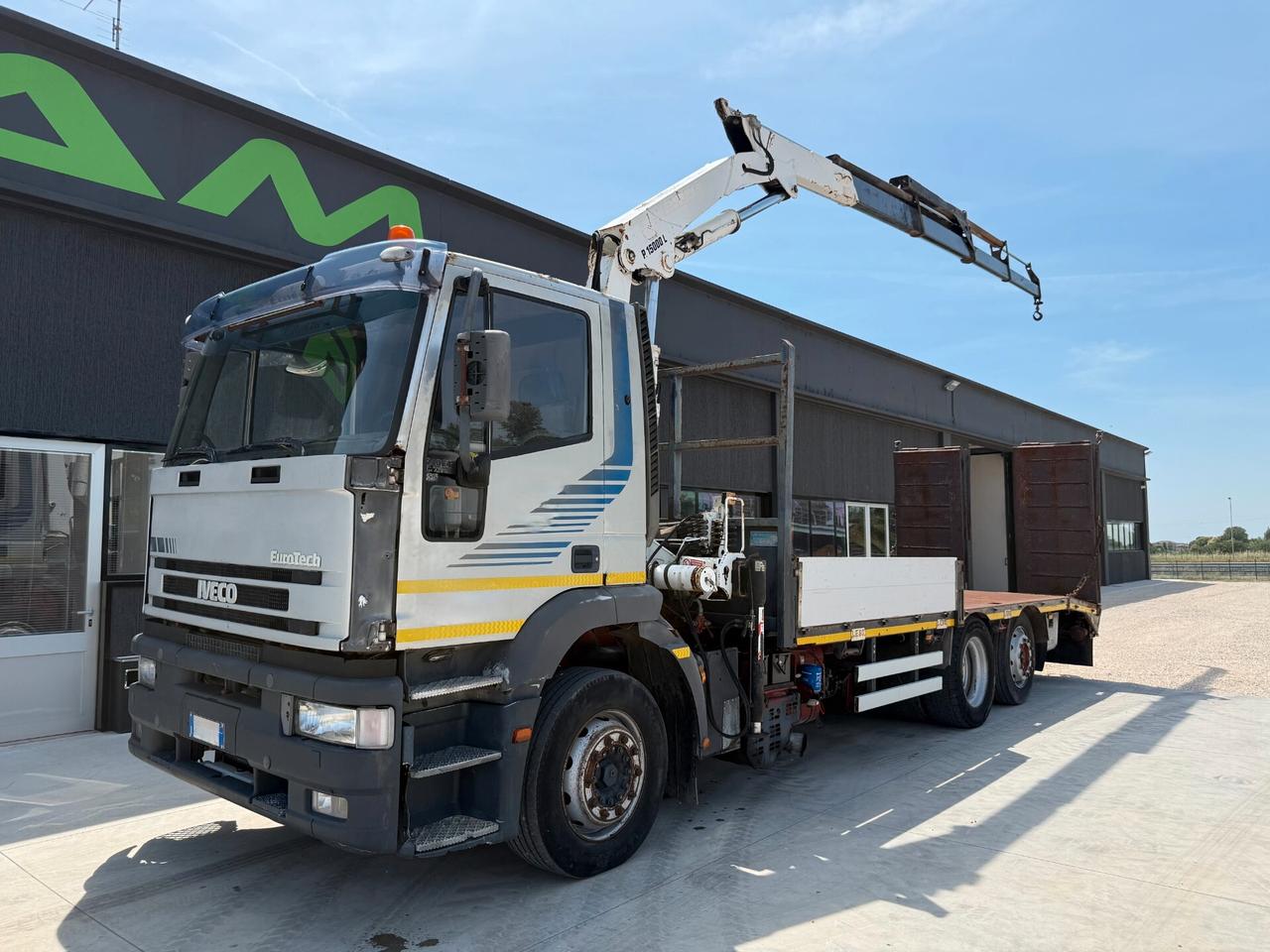 Iveco Eurotech 240E42 cassone fisso con rampe idrauliche e gru
