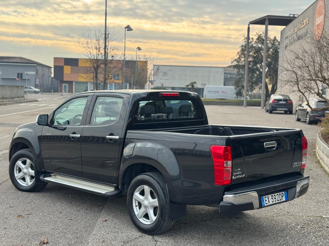 Isuzu D-Max 2.5 Crew Cab Solar A/T 4WD