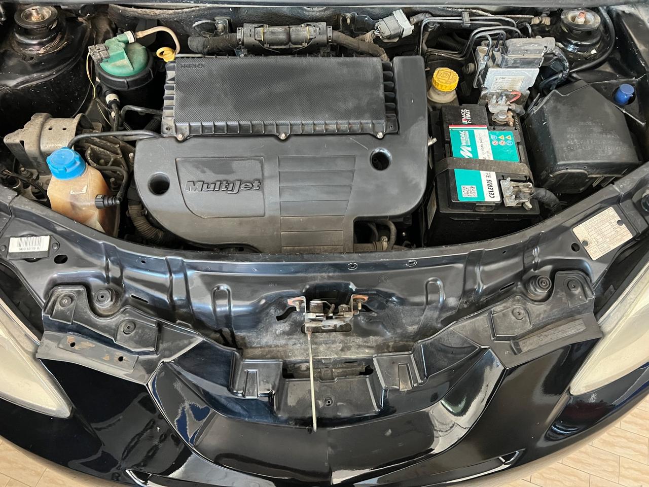 Lancia Ypsilon 1.3 MJT 75 CV MOMO DESING