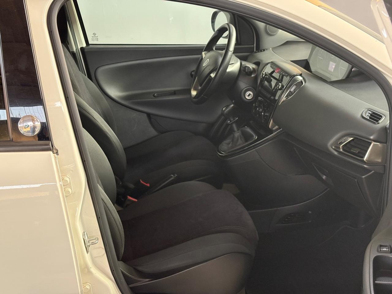 Lancia Ypsilon 0.9 TwinAir 85 CV 5 porte Metano Ecochic Silver