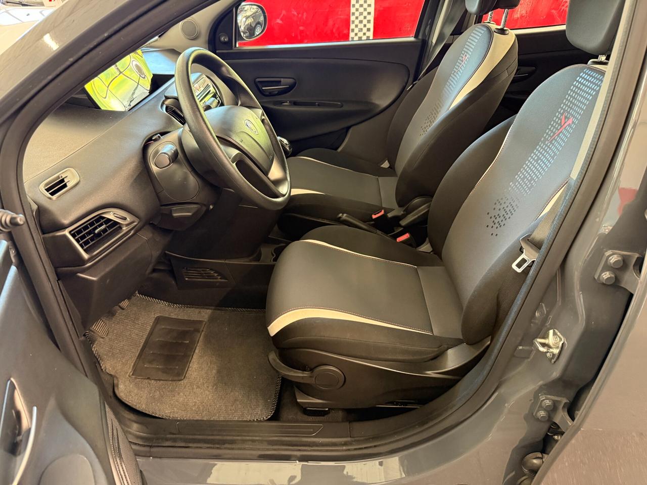 Lancia Ypsilon 1.2 69 CV 5 porte Elefantino