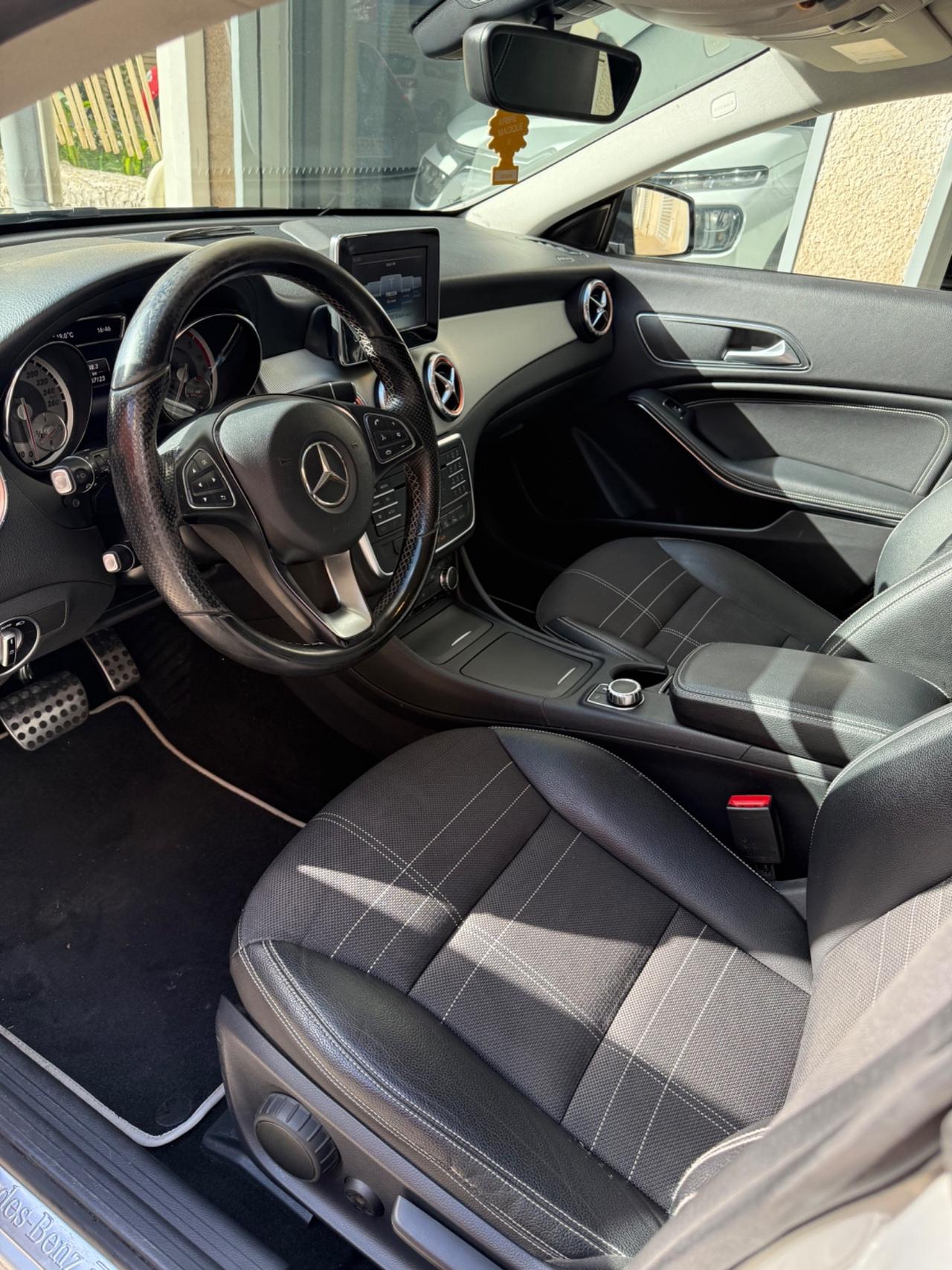 Mercedes-benz CLA 200 CLA 200 d Automatic Premium Dark Night