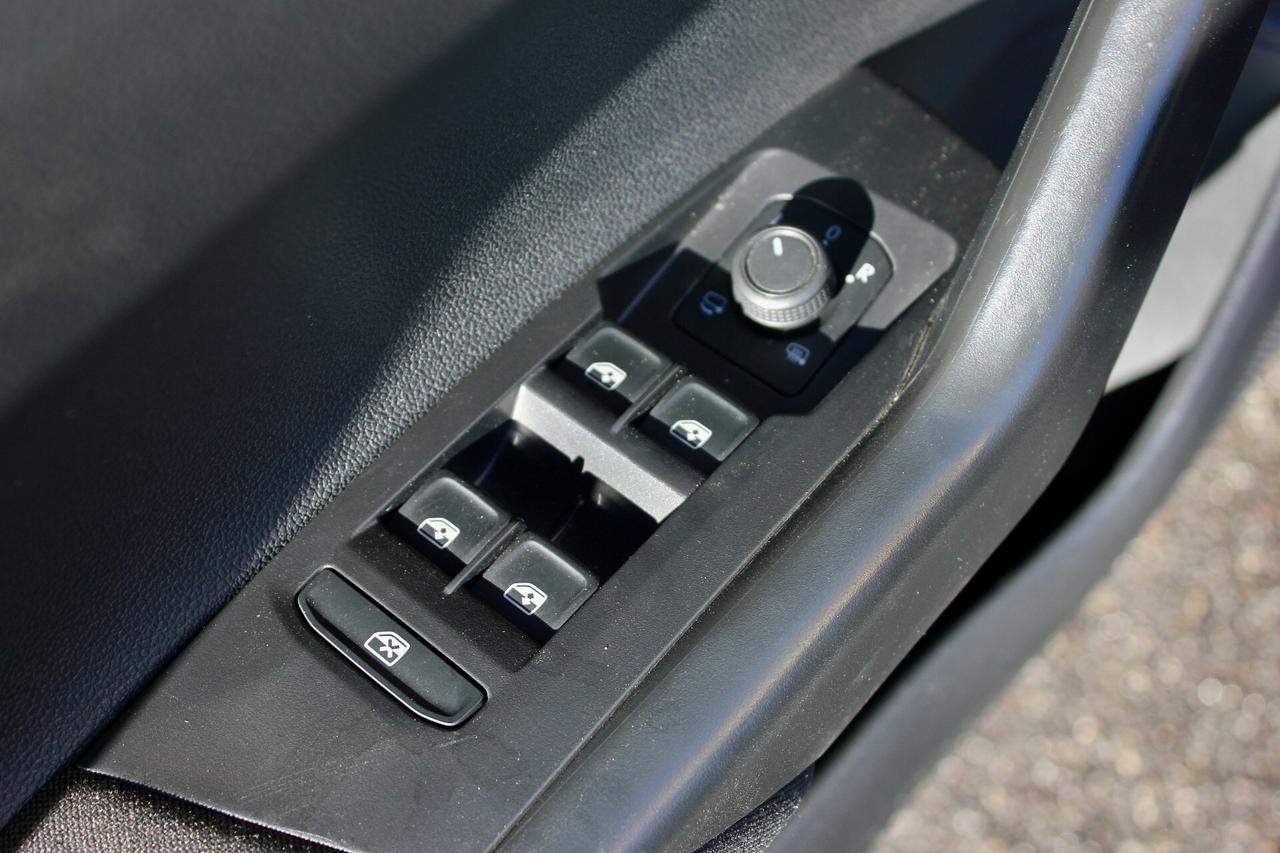 Volkswagen Taigo Life 1.0 TSI 110CV virtual cockpit navy sensori