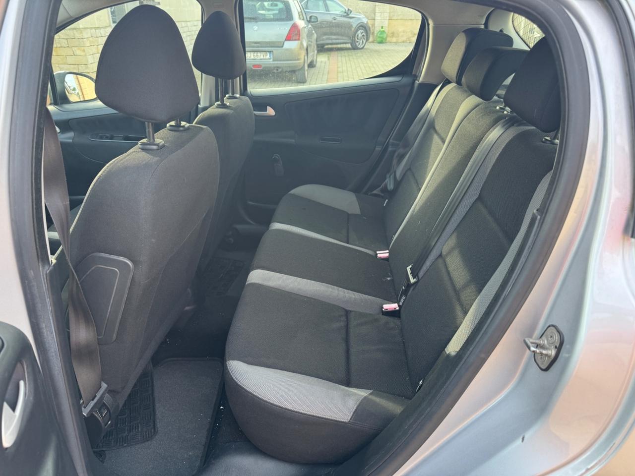 Peugeot 207 1.4 HDi 70CV NEOPATENTATI