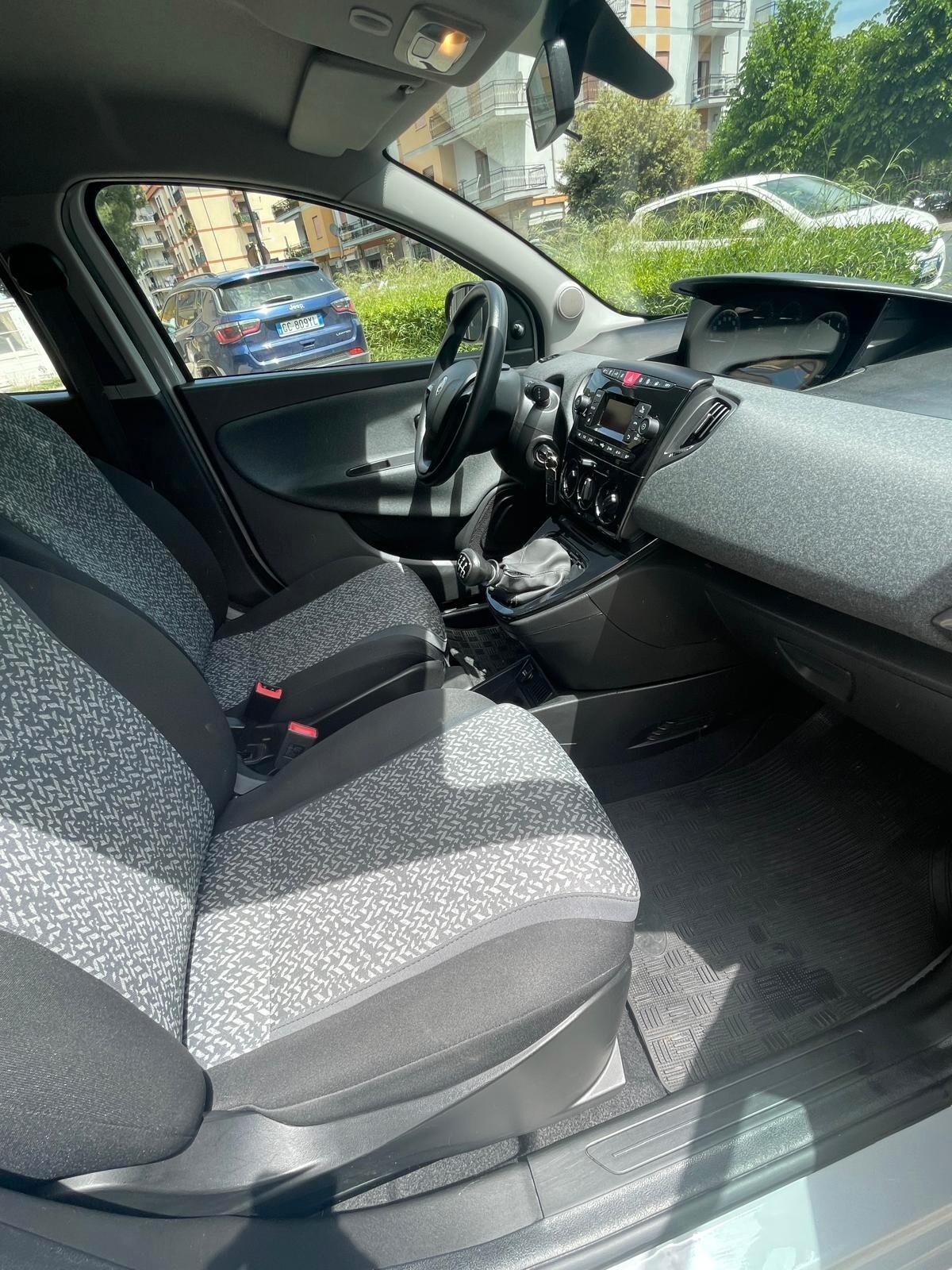 Lancia Ypsilon 1.0 FireFly 5 porte S&S Hybrid Ecochic Silver