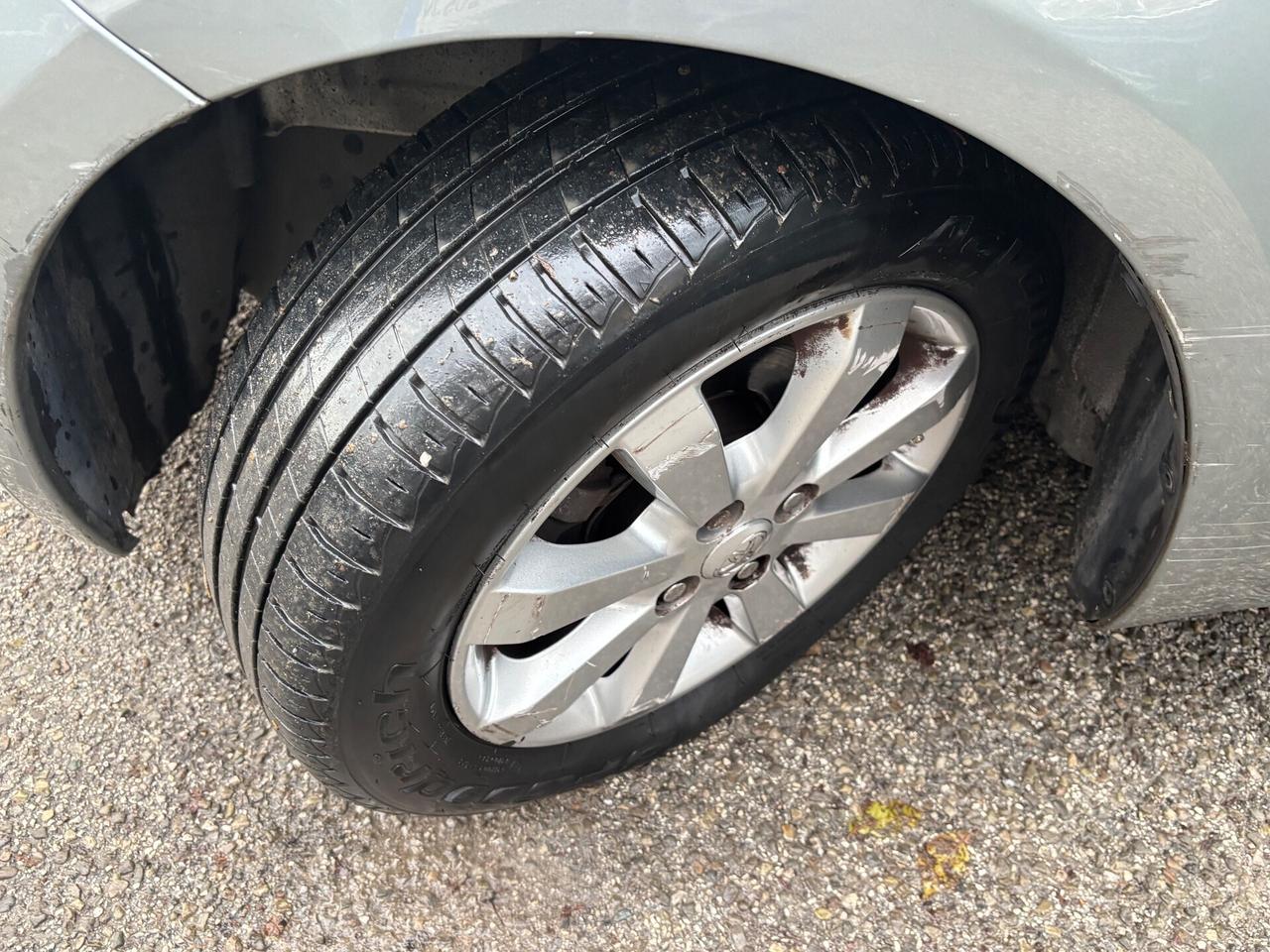 Toyota Yaris 1.3 5 porte sol OK NEOPATENTATI