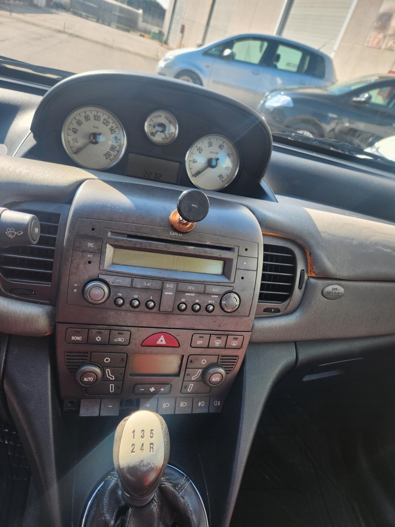 Lancia Ypsilon 1.2 16V Platino