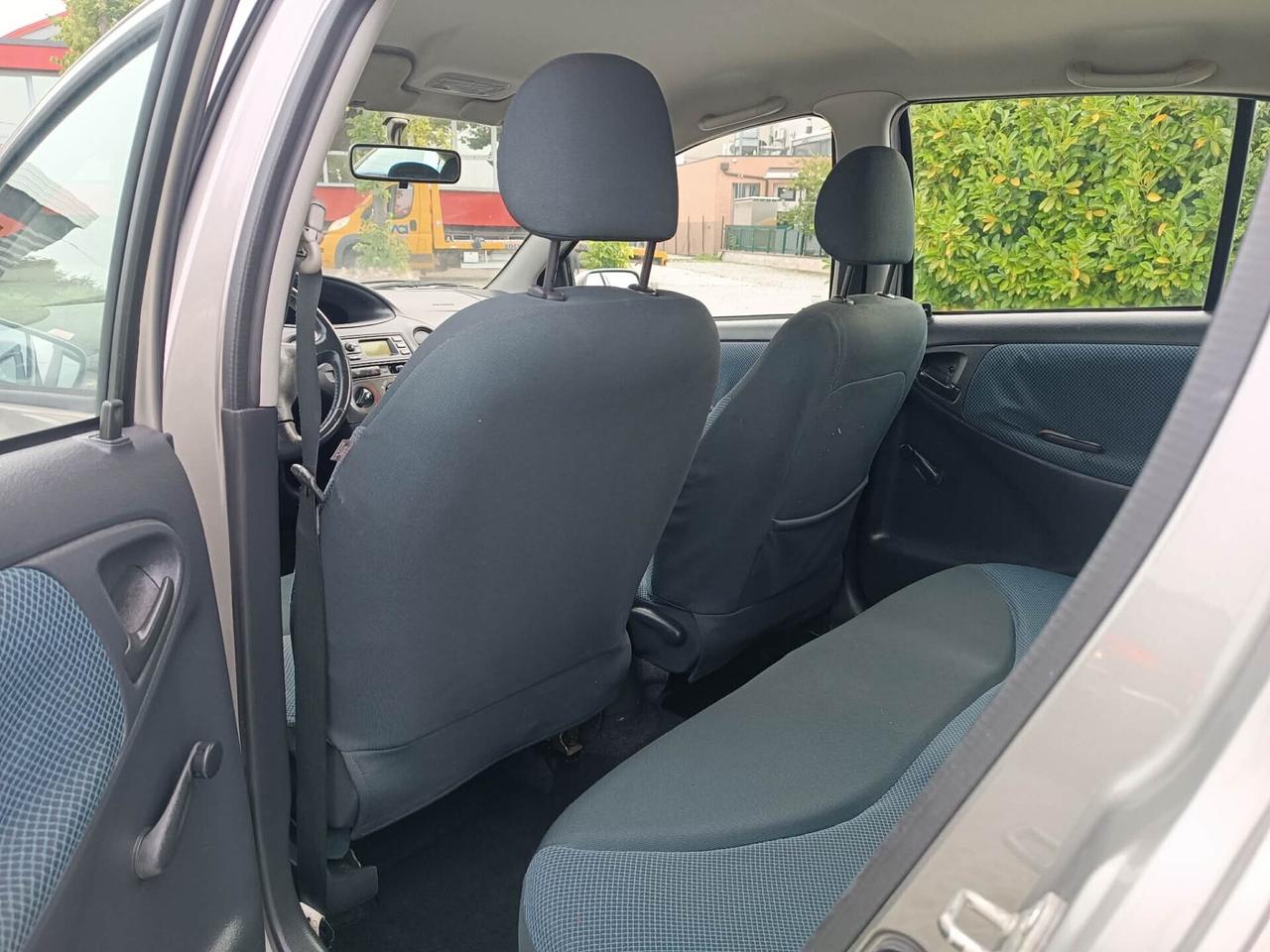 Toyota Yaris 1.0i 16V cat 5 porte Sol