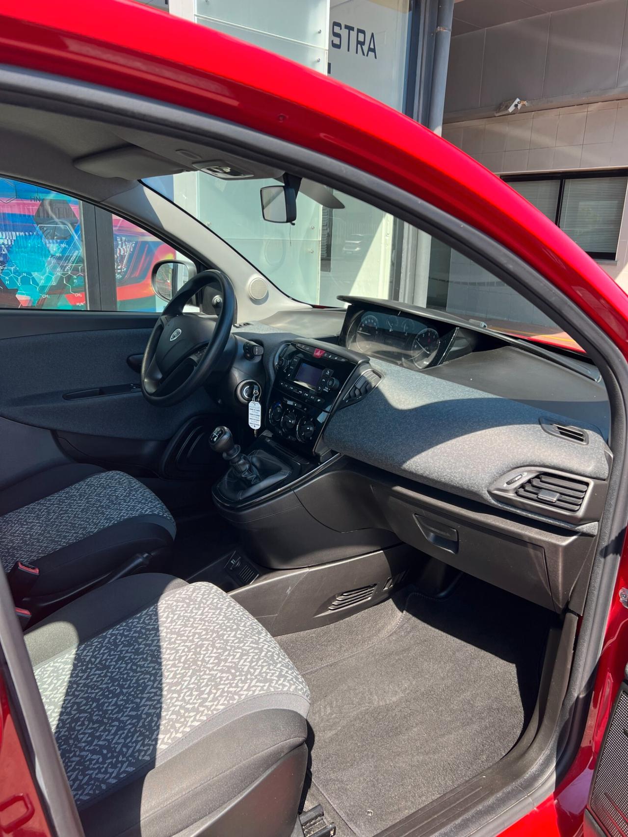 Lancia Ypsilon 1.0 FireFly 5 porte S&S Hybrid Ecochic Silver