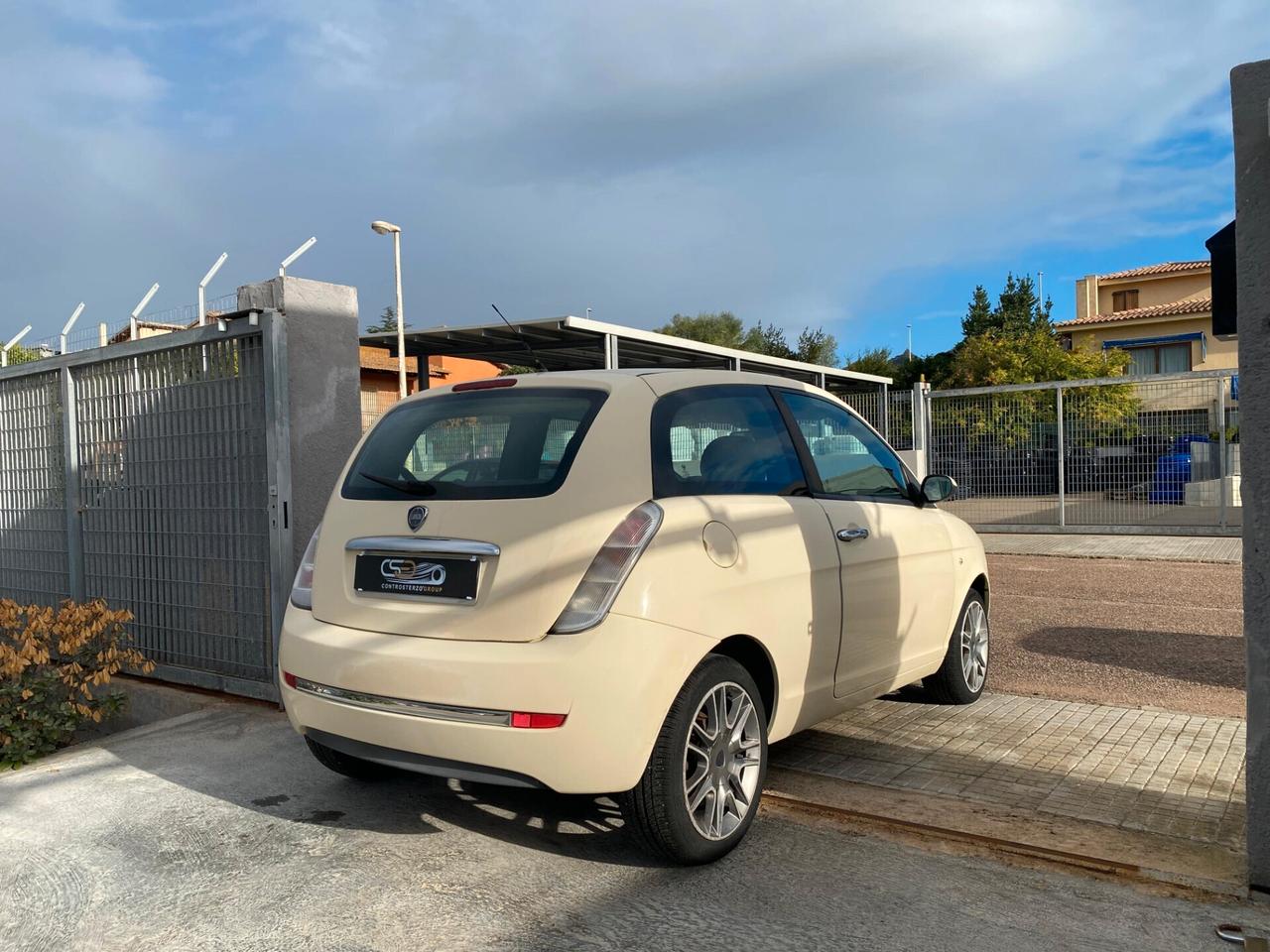 Lancia YPSILON NEOPATENTATI - BENZINA