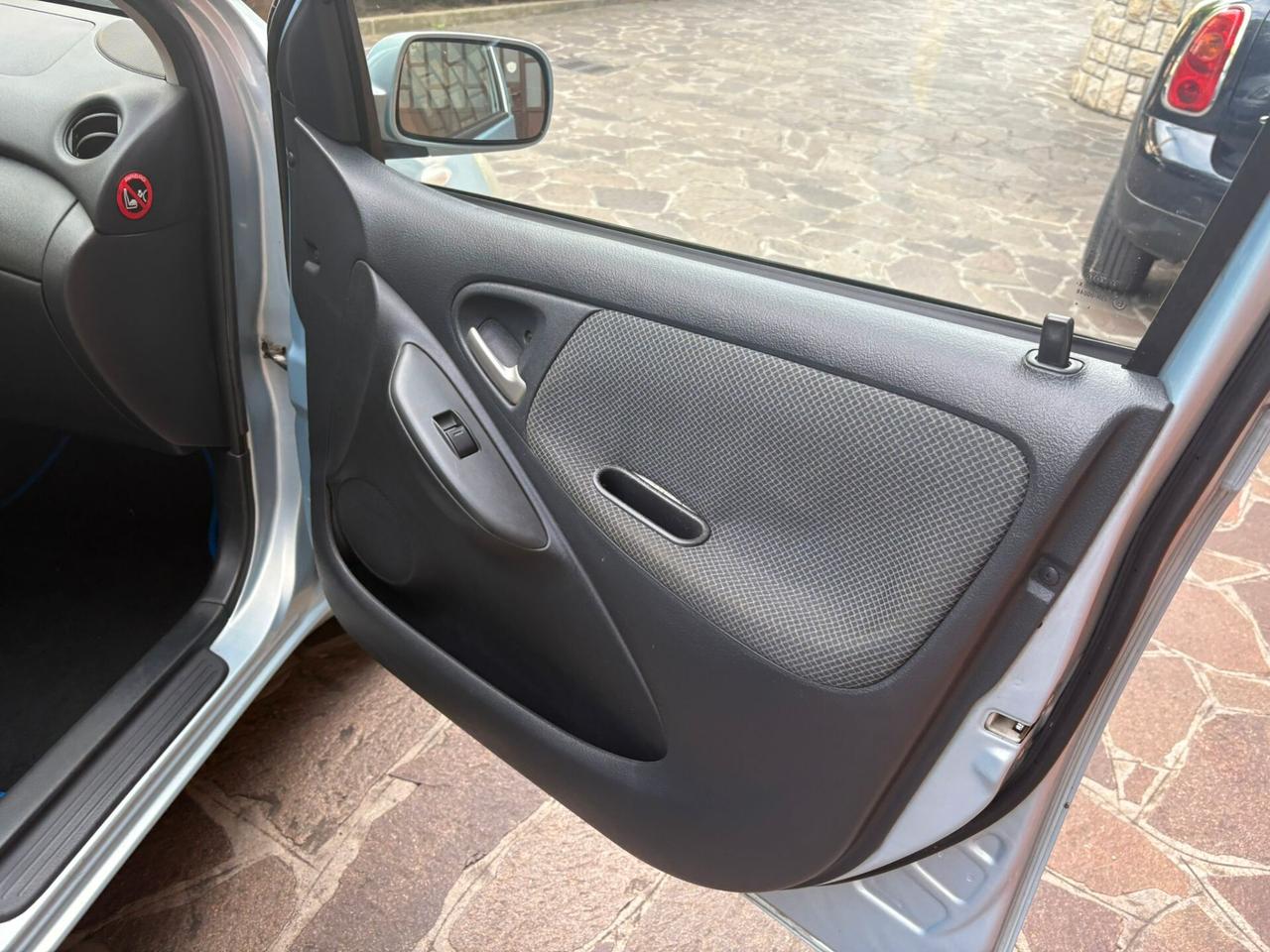 Toyota Yaris 1.0i 16V cat 5 porte Sol