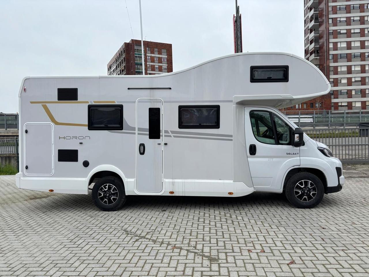 Ci International Horon 77 camper