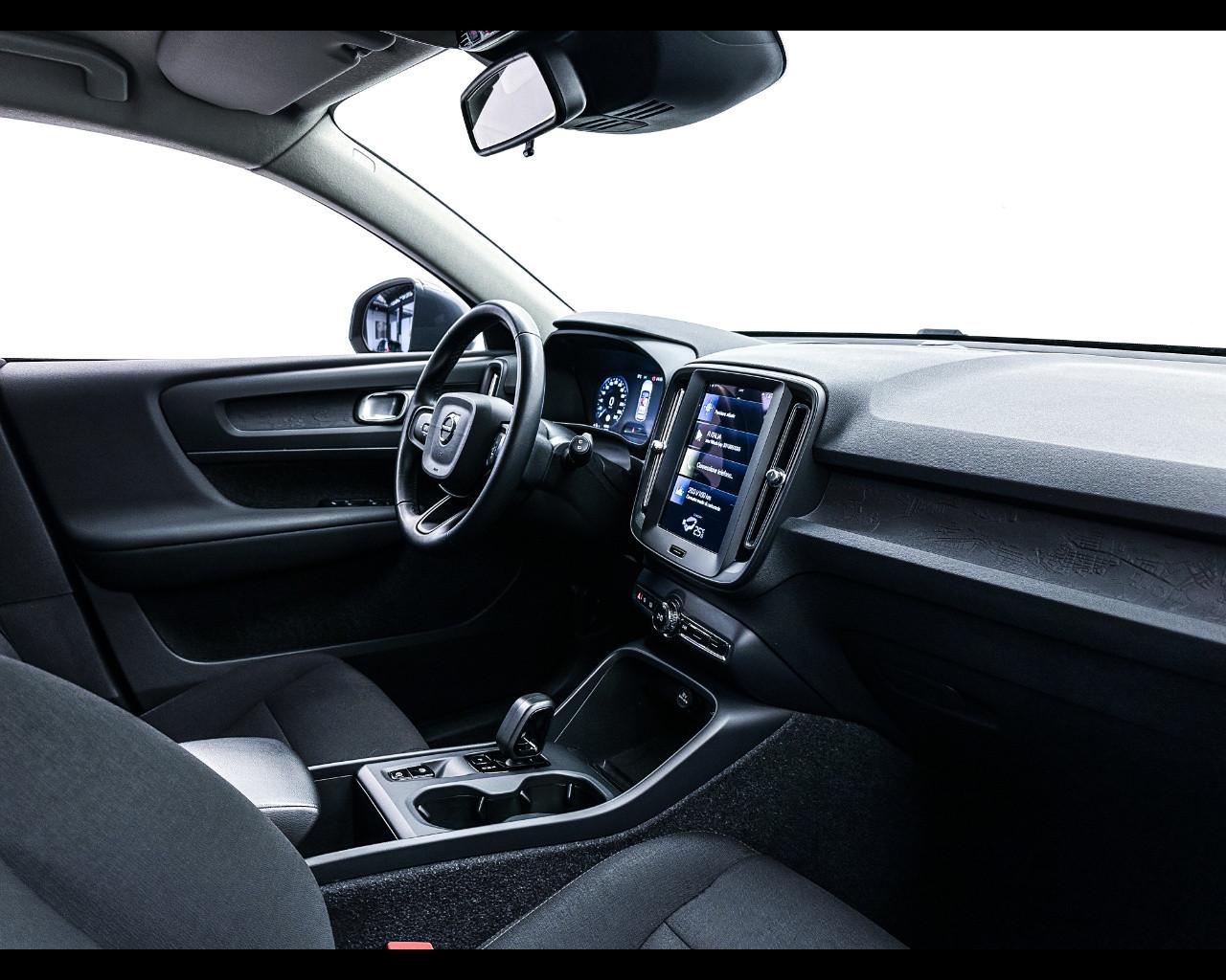 VOLVO XC40 (2017-->) - XC40 T2 Geartronic Momentum Core N1