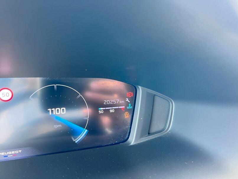 Peugeot 2008 PureTech 100 S&S Allure "Vision pack"; "Navi Pack"